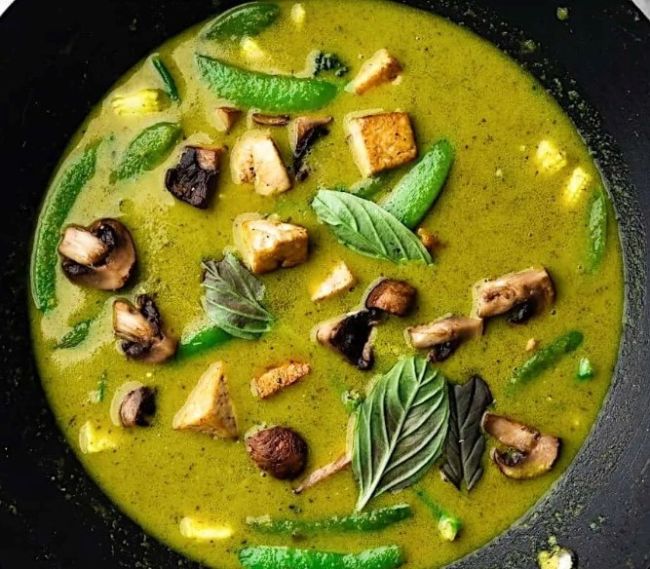 Wegańskie zielone curry z liczi i orzeszkami