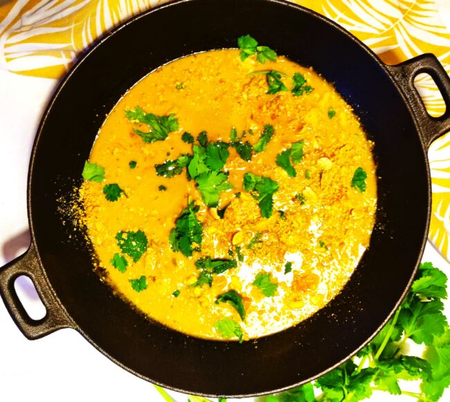 Lankijskie curry z kurczakiem zagrodowym i orzeszkami