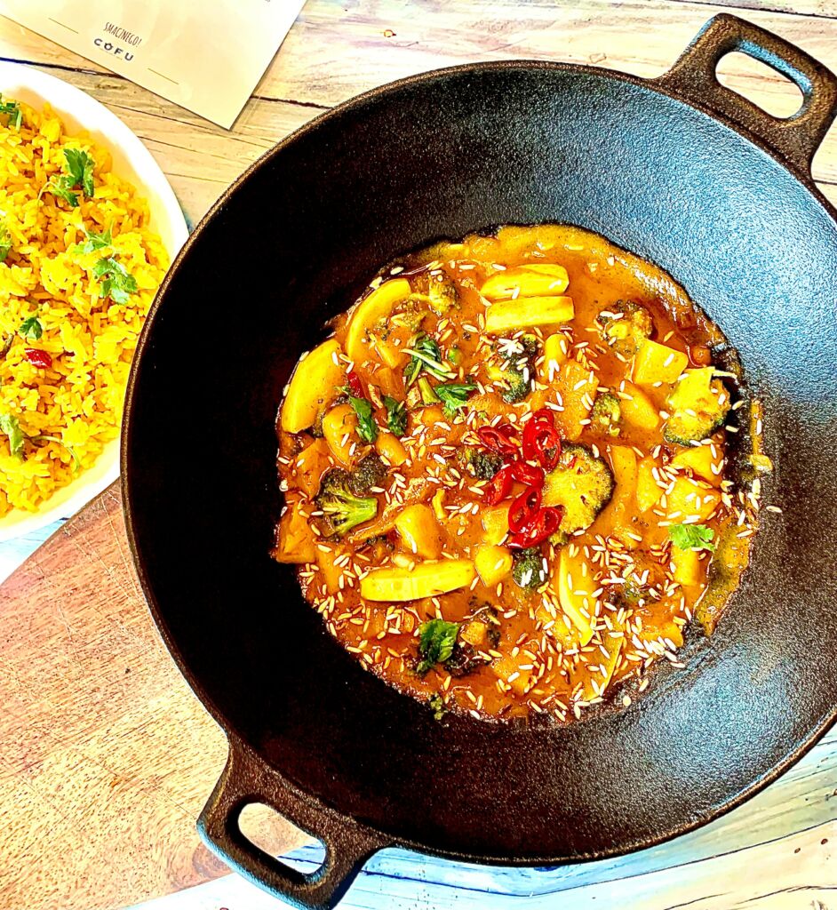 Słodko ostre wegańskie żółte curry z ananasem